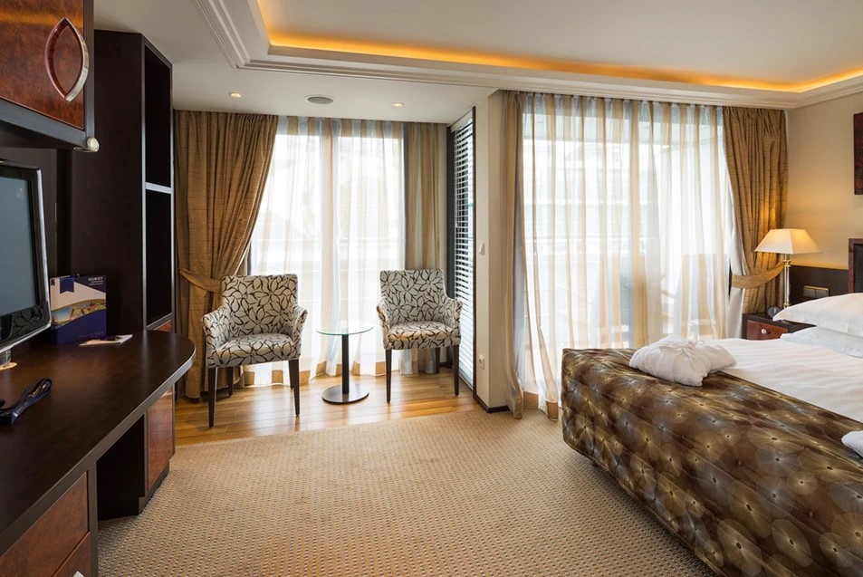 AmaWaterways River Cruises - Amabella - CAT.AA .jpg
